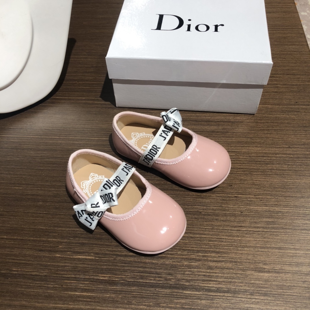 Children's shoes child